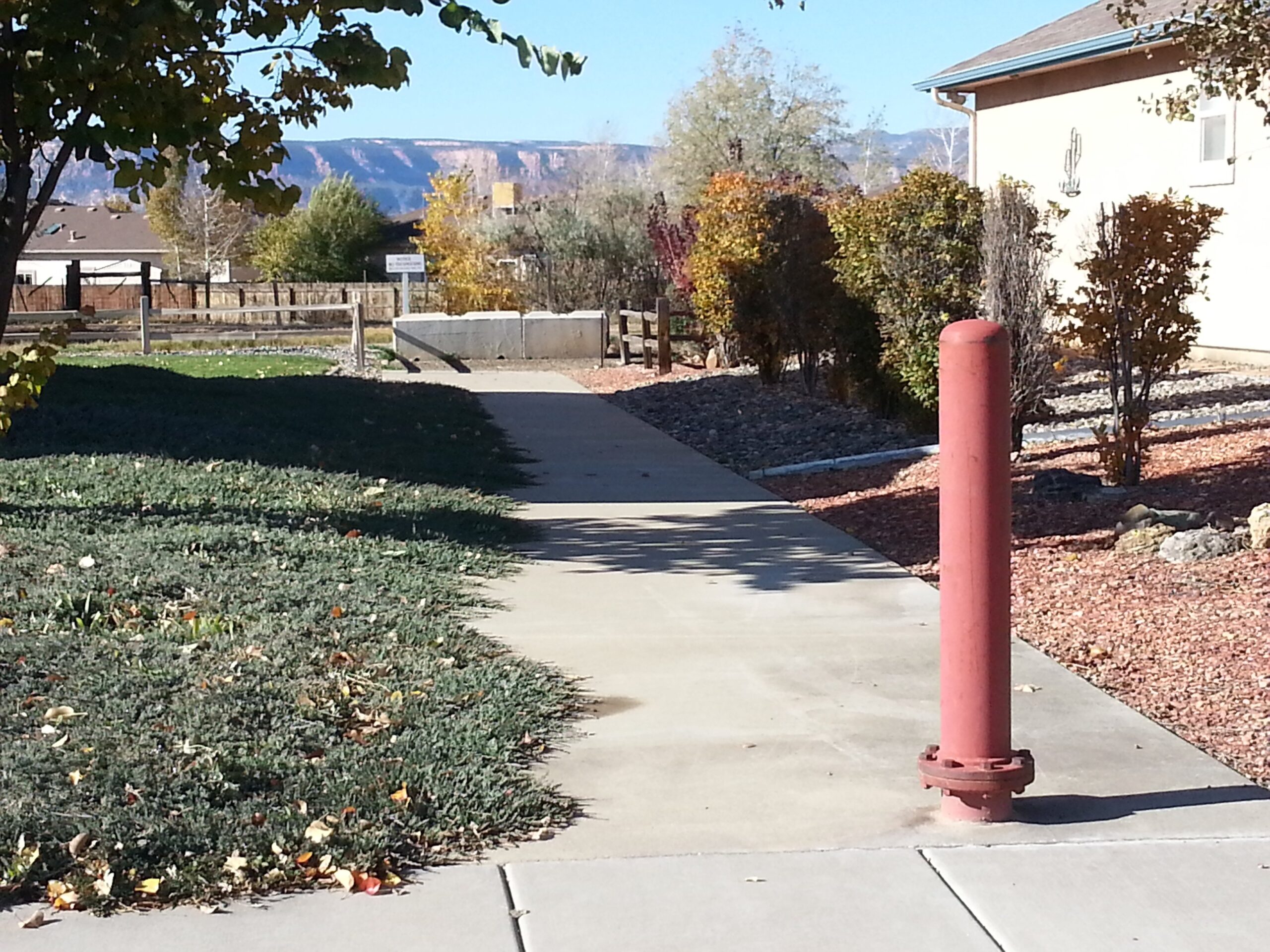 Some subdivision paths lead right up to the canal banks but have "No Trespassing" signs and concrete barriers that can be stepped over or around fairly easily.